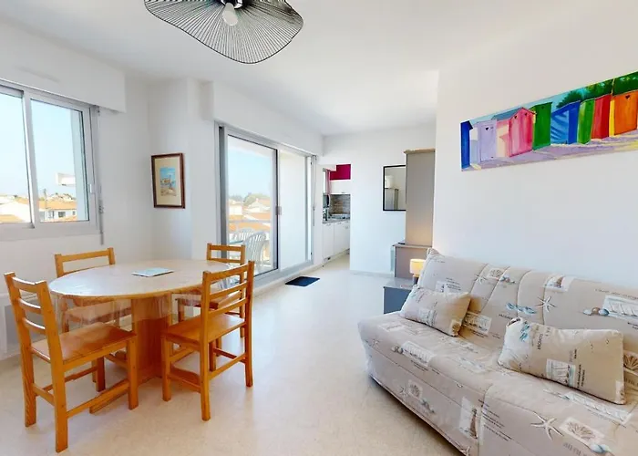 Le Phare Du Port Saint Gilles Croix de vie